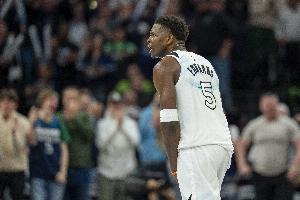 开yun体育官网-一度伤退！爱德华兹15投10中&amp;三分10中5攻下28分5板3助