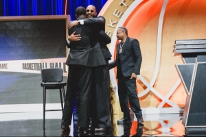 开云体育在线-韦德致敬瓜哥：或许生来背负磨难 但你用坚持书写了胜利的篇章！