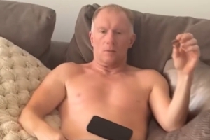 斯科尔斯看见女儿穿阿森纳球衣让其脱掉，女儿果断拒绝